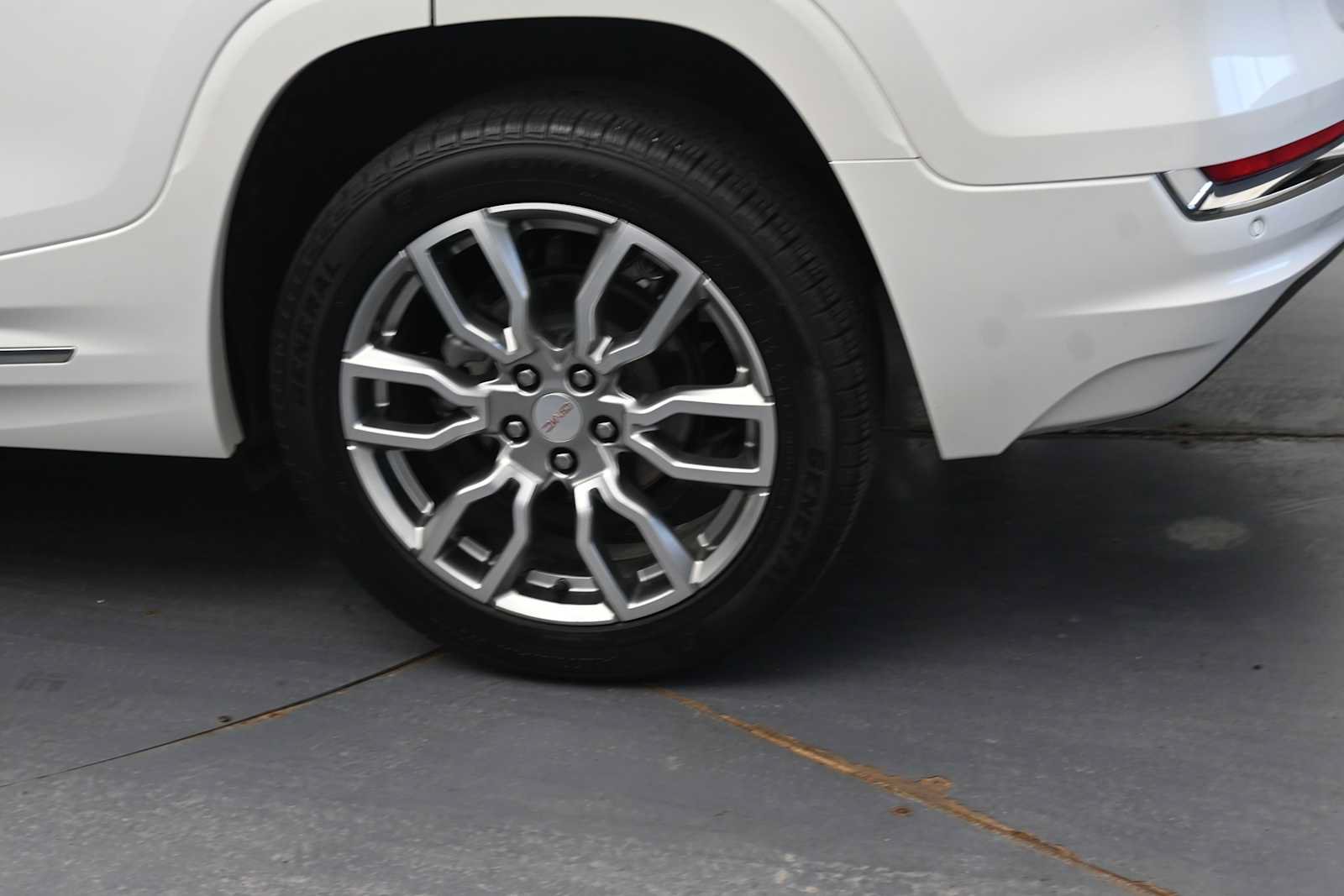 Used 2024 GMC Terrain Denali w/ Denali Premium Package AWD/4WD image 5