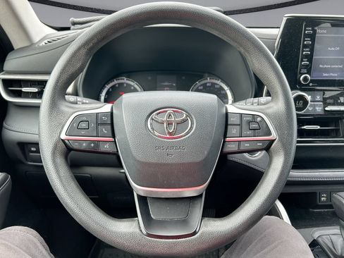 Used 2022 Toyota Highlander L FWD image 6