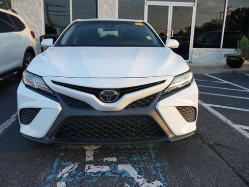 Used 2018 Toyota Camry SE w/ Moonroof Package FWD image 2