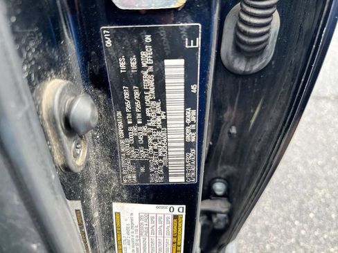 Used 2017 Toyota 4Runner SR5 AWD/4WD image 29