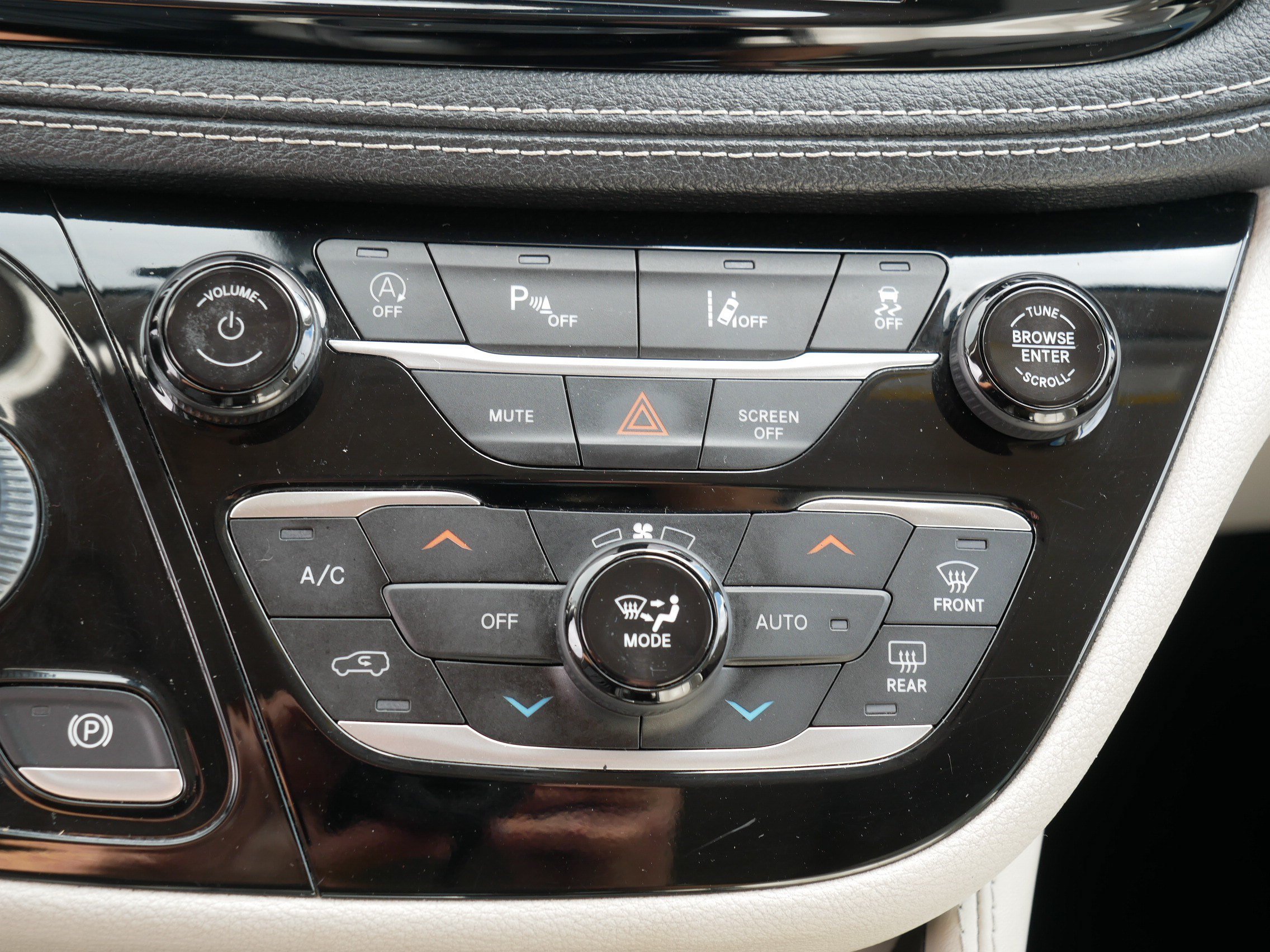 Used 2021 Chrysler Pacifica Limited AWD/4WD image 23