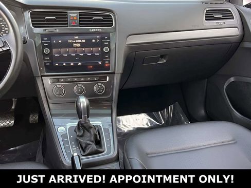 Used 2018 Volkswagen Golf SE image 19