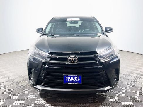 Certified 2019 Toyota Highlander SE w/ Nightshade Edition AWD/4WD image 2
