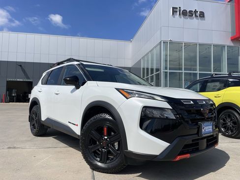 Certified 2025 Nissan Rogue SV image 1