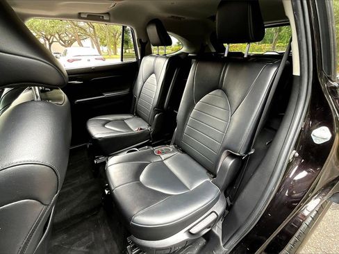 Used 2022 Toyota Highlander XLE image 19