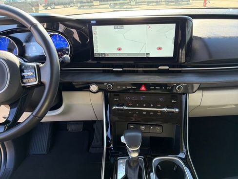 Used 2024 Kia Carnival EX image 20