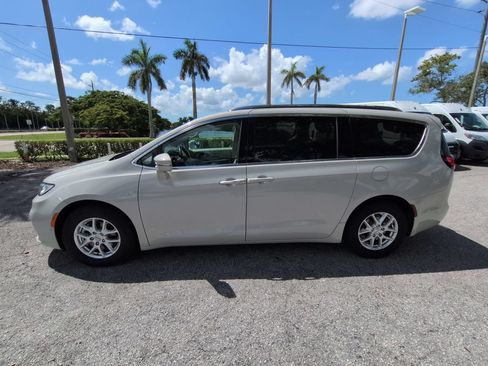 Used 2021 Chrysler Pacifica Touring-L w/ Premium & Safety Sphere Group FWD image 8