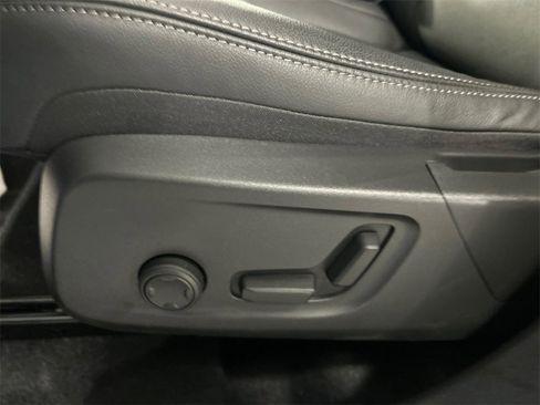 Certified 2025 Volvo XC40 B5 Core image 11