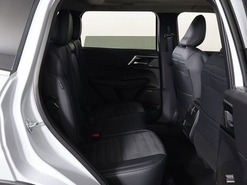 New 2025 Mitsubishi Outlander SE image 33