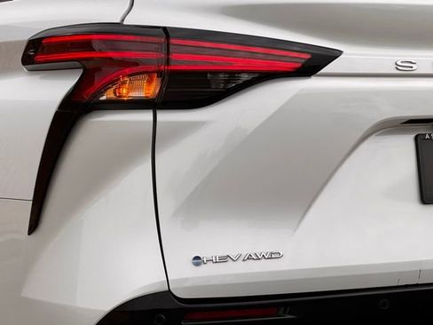 Used 2025 Toyota Sienna Limited image 18