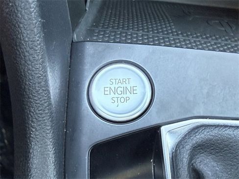 Certified 2022 Volkswagen Taos SE w/ Panoramic Sunroof Package image 21