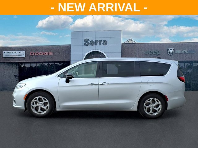 Used 2024 Chrysler Pacifica Limited FWD image 4
