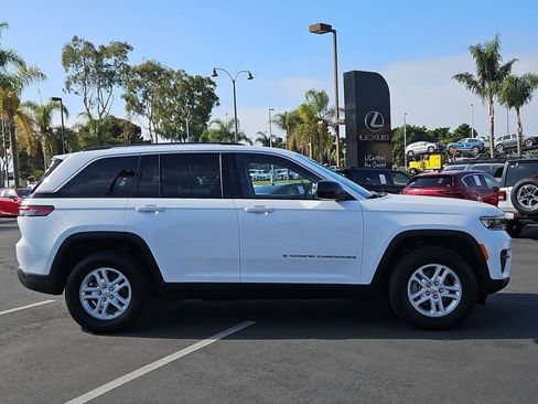 Used 2024 Jeep Grand Cherokee Laredo image 5