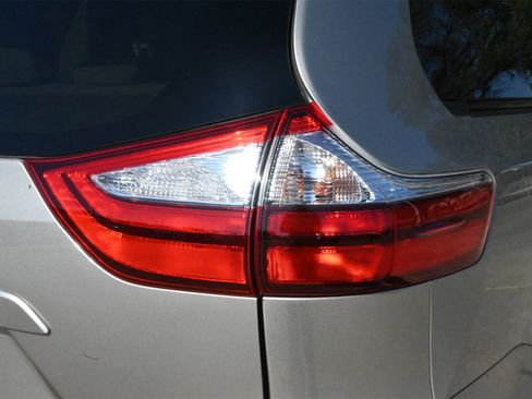 Used 2015 Toyota Sienna LE image 22