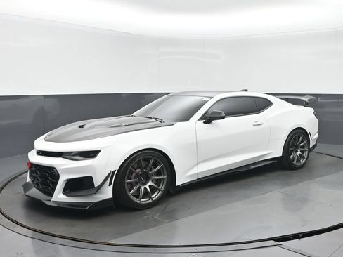 Used 2019 Chevrolet Camaro ZL1 RWD image 7