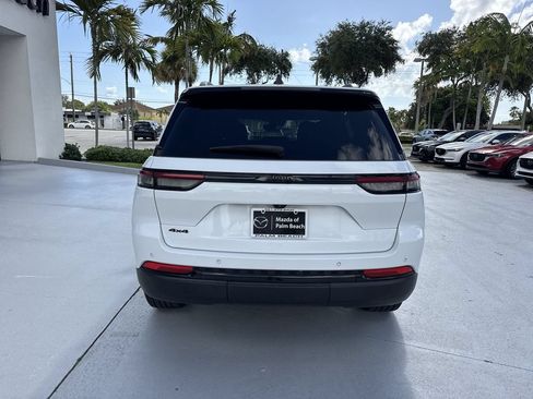 Used 2022 Jeep Grand Cherokee Altitude AWD/4WD image 2