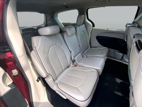 Used 2017 Chrysler Pacifica Limited w/ UConnect Theater Package FWD image 20