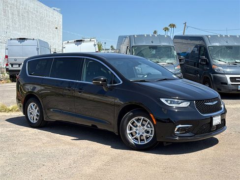 New 2025 Chrysler Pacifica Select w/ Uconnect Theater Family Group image 2