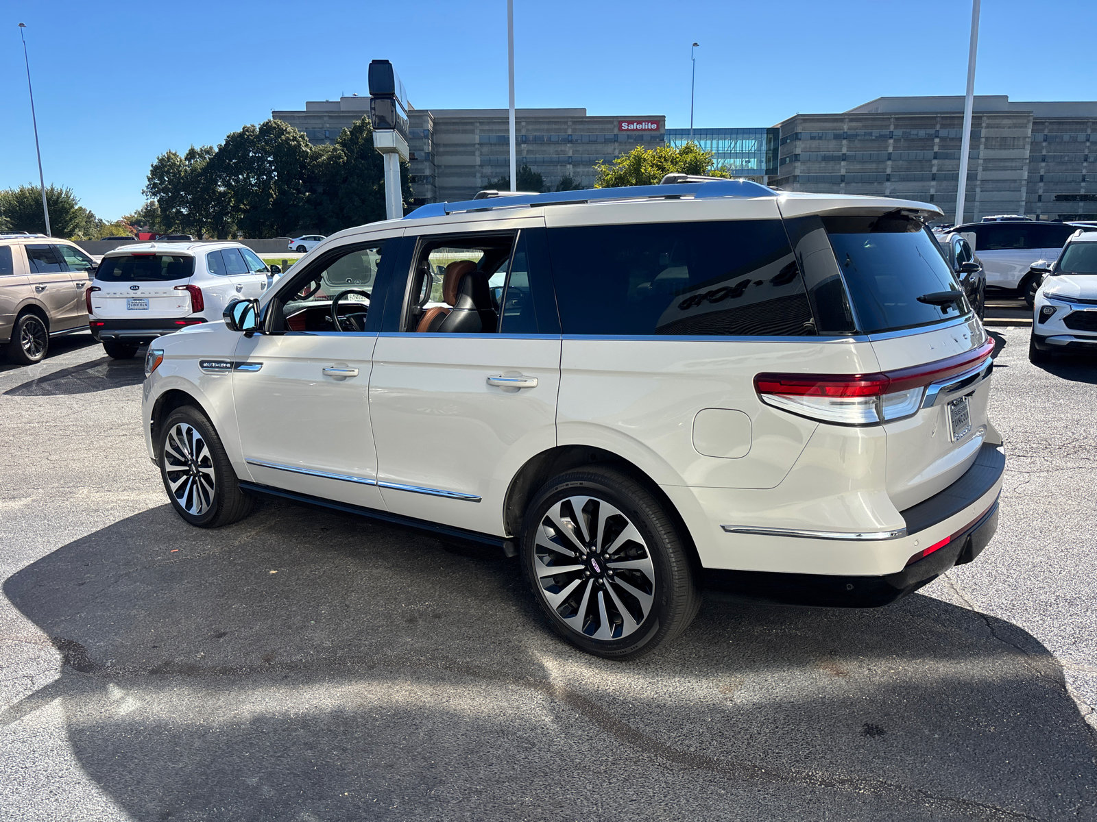Certified 2022 Lincoln Navigator Reserve AWD/4WD image 5
