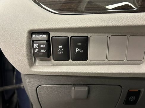 Used 2019 Toyota Sienna XLE w/ XLE Navigation Package FWD image 16