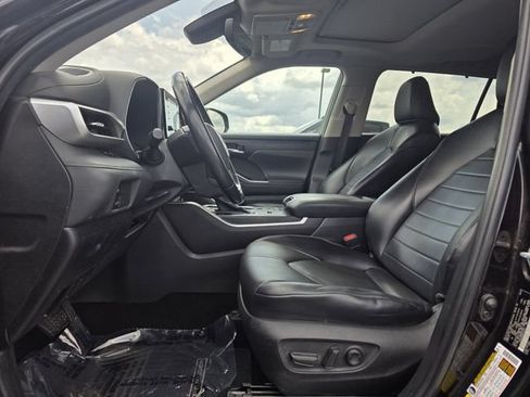 Used 2022 Toyota Highlander XLE FWD image 12