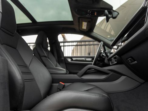 New 2025 Porsche Cayenne Turbo AWD/4WD image 44