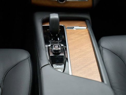 Certified 2025 Volvo XC90 B6 Plus AWD/4WD image 31
