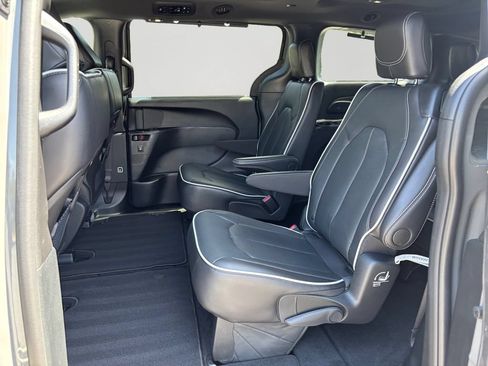 Used 2025 Chrysler Pacifica Limited FWD image 15