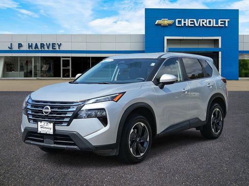 Used 2024 Nissan Rogue SV image 3