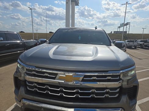 Used 2023 Chevrolet Silverado 1500 LTZ AWD/4WD image 2