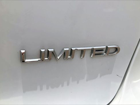 Used 2020 Chrysler Pacifica Limited w/ Advanced Safetytec Group FWD image 10