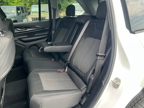 Used 2023 Jeep Grand Cherokee Laredo AWD/4WD image 15