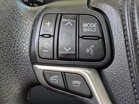 Used 2014 Toyota Highlander LE image 7