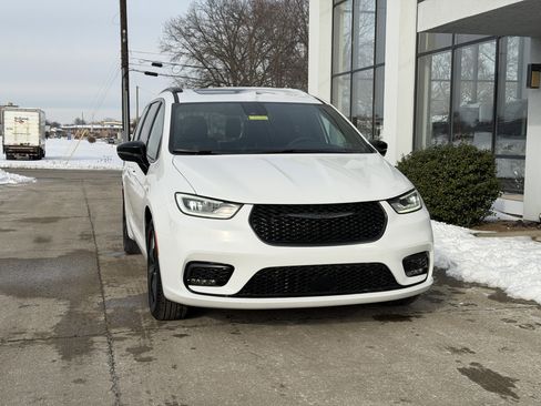 New 2026 Chrysler Pacifica Limited image 18