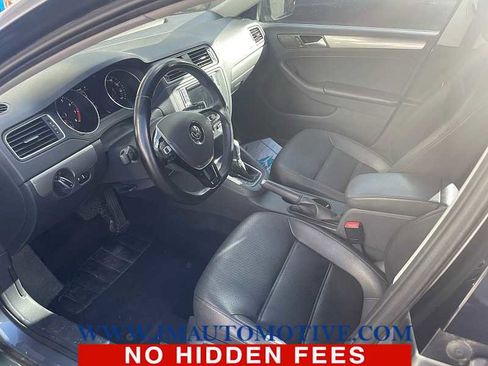 Used 2017 Volkswagen Jetta SE FWD image 2