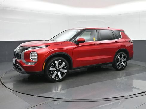 Used 2025 Mitsubishi Outlander AWD image 3