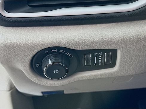 Certified 2023 Chrysler Pacifica Touring-L FWD image 17