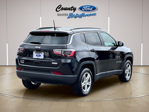 Used 2023 Jeep Compass Latitude AWD/4WD image 7