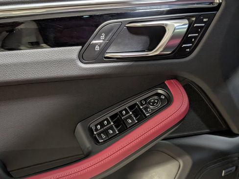 Certified 2025 Porsche Macan image 21