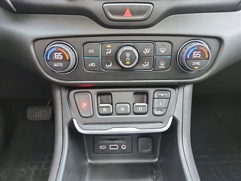 Used 2021 GMC Terrain SLT w/ LPO, Dark Accent Package image 24