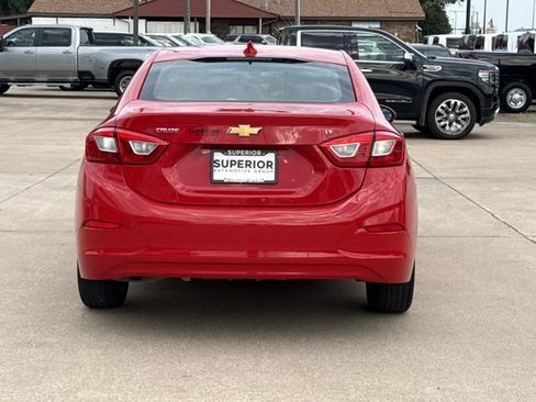 Used 2018 Chevrolet Cruze LT w/ Convenience Package FWD image 4