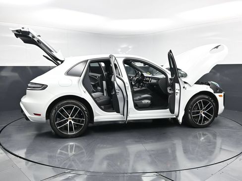 Used 2025 Porsche Macan AWD/4WD image 32