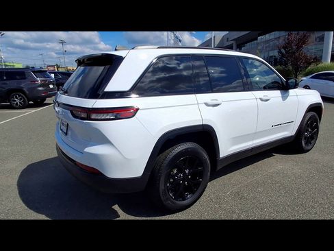 Used 2024 Jeep Grand Cherokee Altitude AWD/4WD image 8