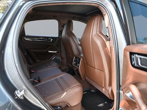 Used 2023 Porsche Cayenne Turbo S image 25