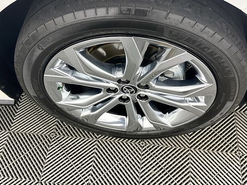 Used 2024 Toyota Sienna Platinum image 11