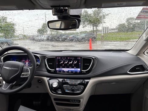 Used 2023 Chrysler Pacifica Touring-L FWD image 2