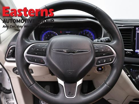 Used 2023 Chrysler Pacifica Touring-L FWD image 10
