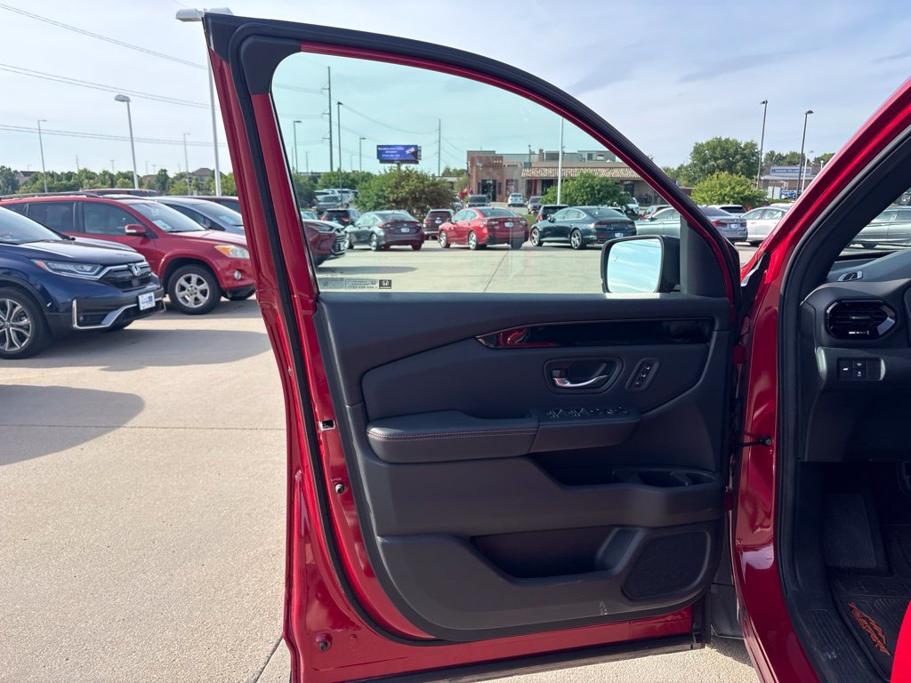 Certified 2025 Honda Pilot TrailSport image 9