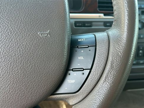 Used 2009 Lincoln Town Car Signature Limited image 17