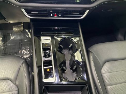 Used 2024 Volkswagen Atlas SEL AWD/4WD image 23